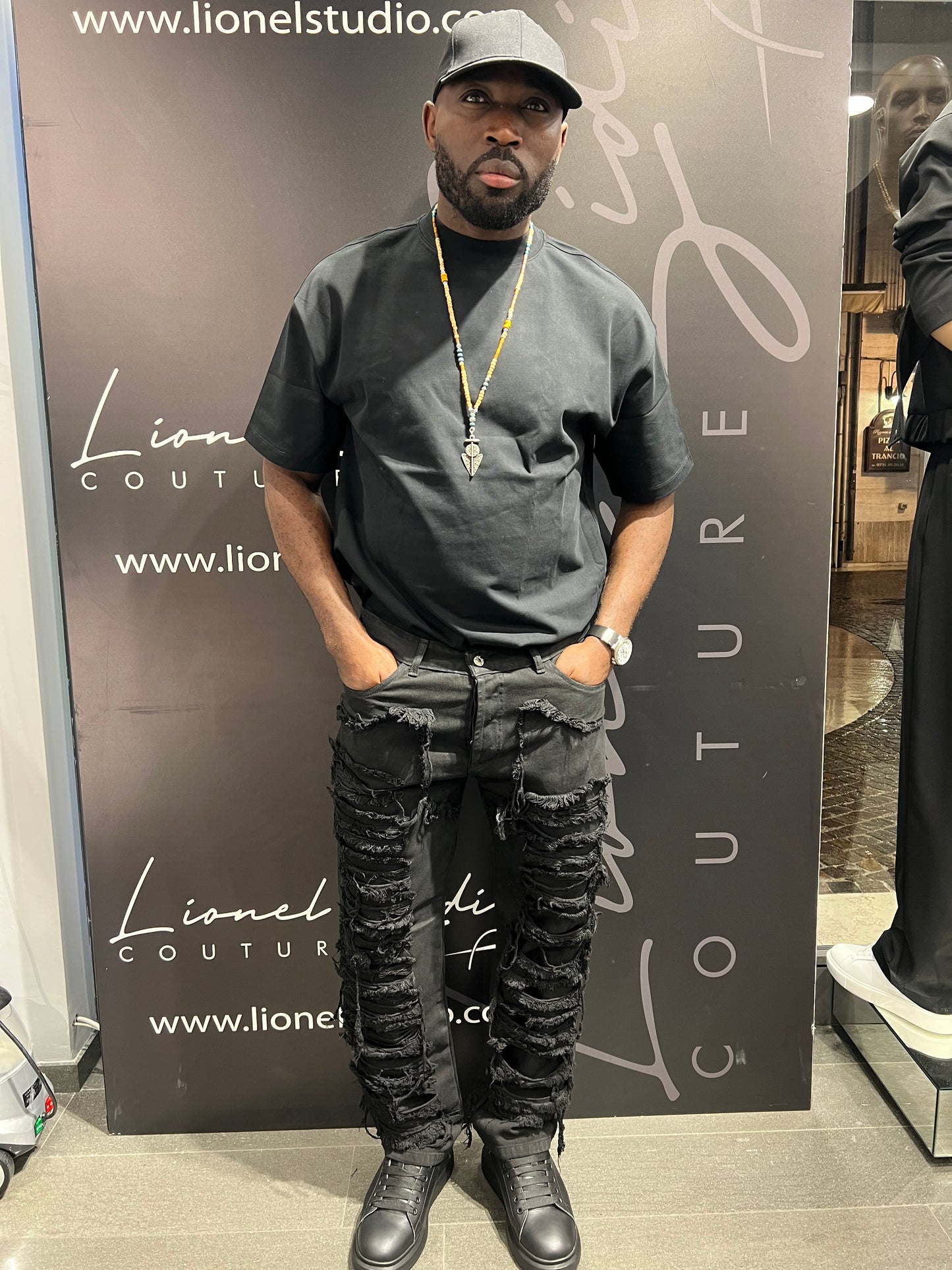 JEANS DESTROYED NERO CON RIPPED LIONEL STUDIO